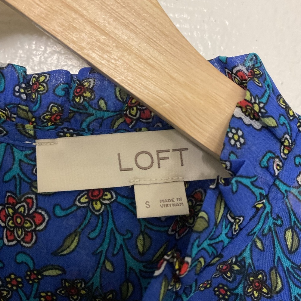 LOFT.BLUE Floral Ruffle Sleeve Top. SIZE S - Picture 6 of 7